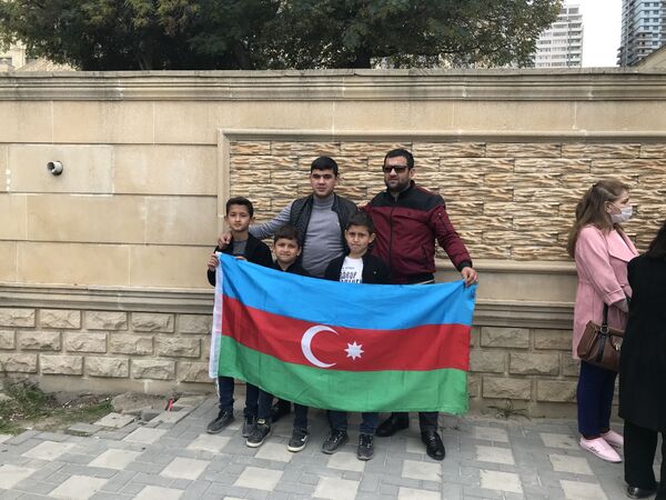 Мама солдата: пусть возвратится живым и здоровым, с честью выполнив долг перед Родиной Мама солдата: пусть возвратится живым и здоровым, с честью выполнив долг перед Родиной - Sputnik Азербайджан