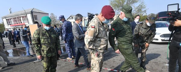 Военные атташе иностранных государств на месте вчерашнего ракетного удара в азербайджанском городе Барда. - Sputnik Азербайджан