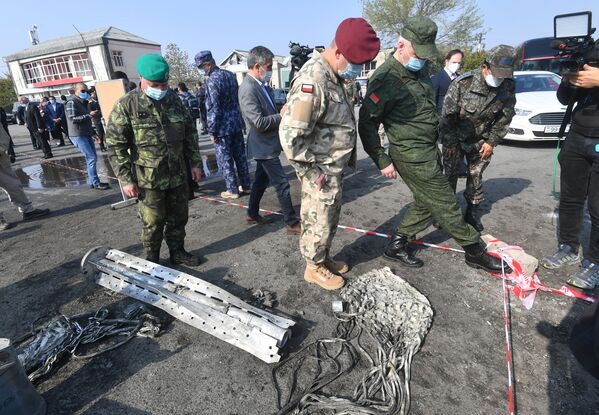 Военные атташе иностранных государств на месте вчерашнего ракетного удара в азербайджанском городе Барда. - Sputnik Азербайджан