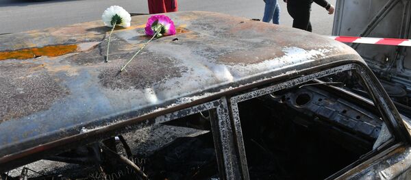 Цветы на автомобиле в азербайджанском городе Барда, сгоревшем в результате ракетного обстрела 28 октября 2020 года. Цветы на автомобиле в азербайджанском городе Барда, сгоревшем в результате ракетного обстрела 28 октября 2020 года. - Sputnik Азербайджан