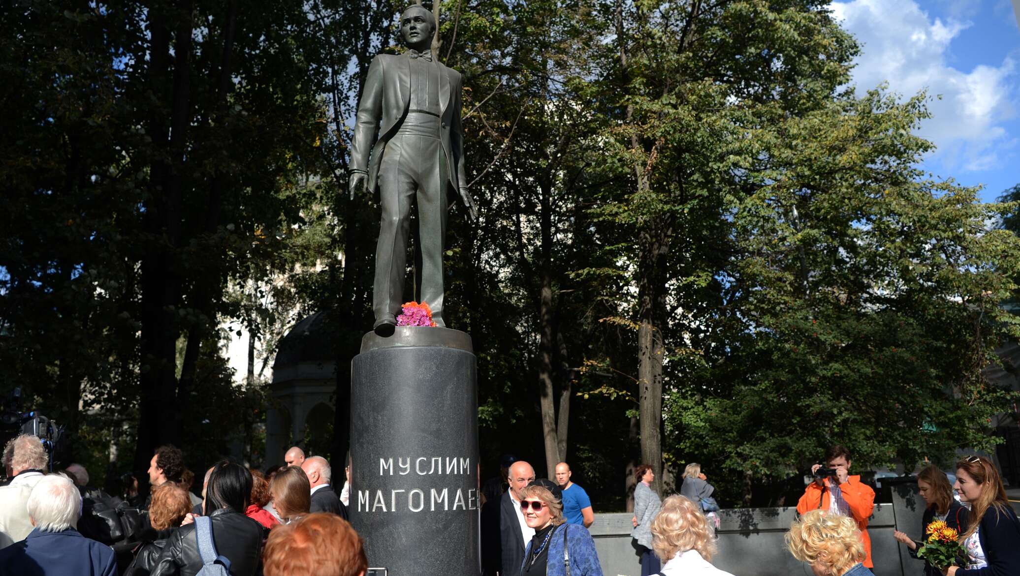 Магомаев про москву. Сквер Муслима Магомаева в Москве. Памятник Магомаеву в Москве. Памятник Муслима Магомаева в Москве. Памятник Муслиму Магомаеву в Москве открытый в 2022 году.