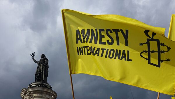 Флаг с надписью Amnesty İnternational, фото из архива - Sputnik Azərbaycan