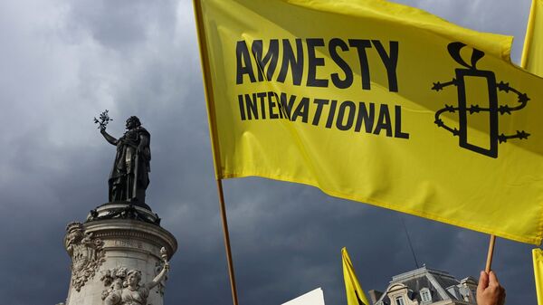 Флаг с надписью Amnesty İnternational, фото из архива - Sputnik Azərbaycan