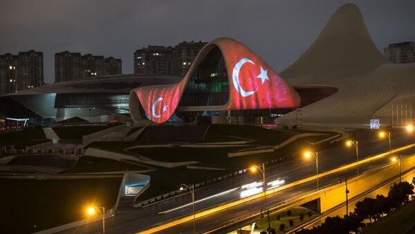 Центр Гейдара Алиева окрасился в цвета флага Турции - Sputnik Азербайджан