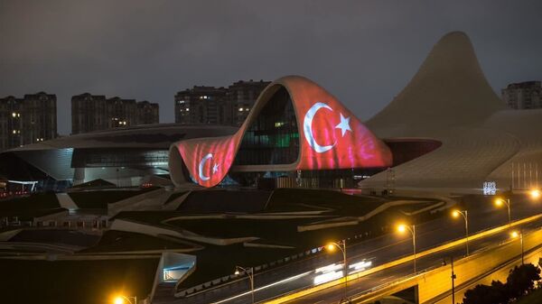 Центр Гейдара Алиева окрасился в цвета флага Турции - Sputnik Азербайджан