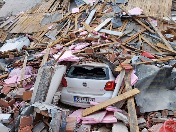 Автомобиль под завалинами рухнувшего в результате землетрясение в Измире - Sputnik Azərbaycan