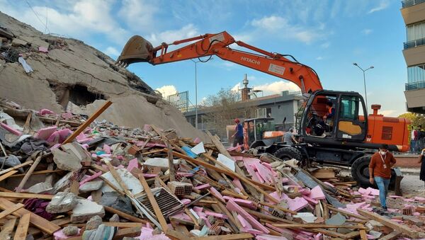 Местные жители и официальные лица ищут выживших в обрушившемся здании после сильного землетрясения в Измире - Sputnik Azərbaycan
