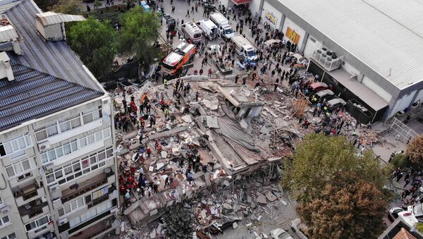 Местные жители и официальные лица ищут выживших в обрушившемся здании после сильного землетрясения в Измире - Sputnik Азербайджан