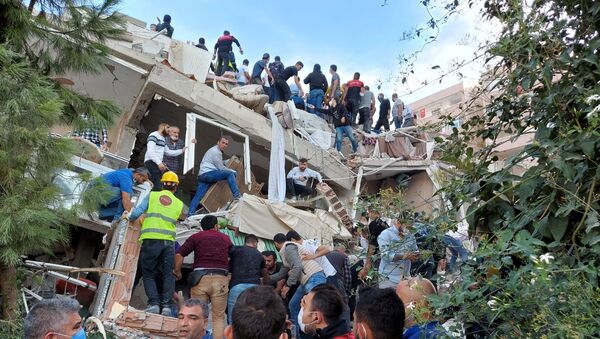 Эвакуация пострадавших во время обрушения здания в результате землетрясения, Измир, Турция - Sputnik Azərbaycan