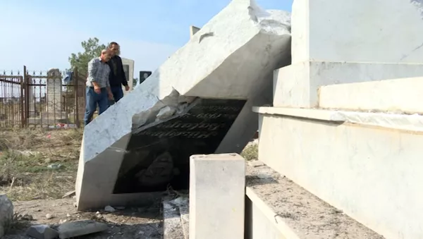 Разрушенные надгробья – видео с агджабединского кладбища после обстрела - Sputnik Азербайджан