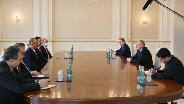 Президент Азербайджана Ильхам Алиев с министром иностранных дел Турецкой Республики Мевлютом Чавушоглу, архивное фото - Sputnik Азербайджан