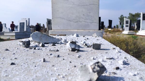Последствия обстрелов на кладбище в Агдаме, фото из архива - Sputnik Азербайджан