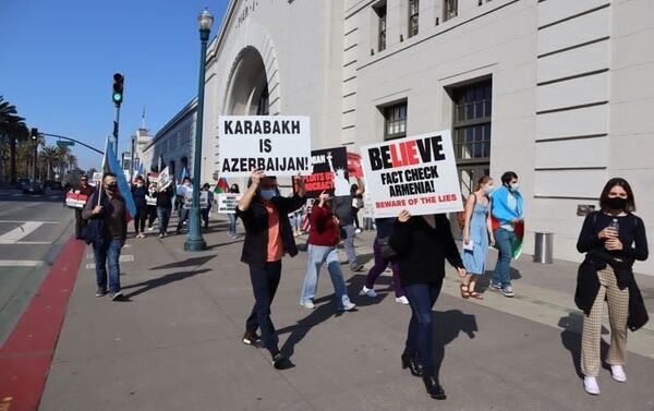 Акция протеста азербайджанцев в Сан-Франциско против военных провокаций Армении - Sputnik Азербайджан