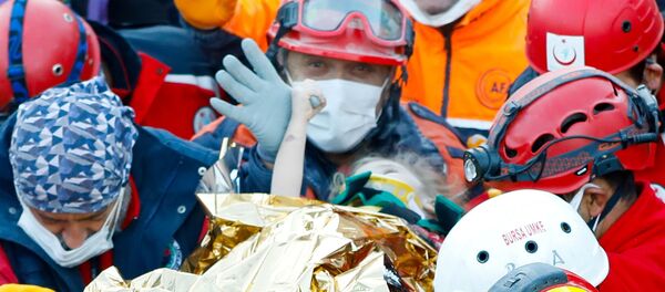 3-летняя Элиф Перинчек держит за палец спасателя после спасения ее из-под завалов в результате землетрясения в Измире, Турция 3-летняя Элиф Перинчек держит за палец спасателя после спасения ее из-под завалов в результате землетрясения в Измире, Турция - Sputnik Азербайджан