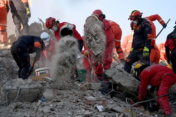 Спасатели ищут жертв под завалами в результате землетрясения в Измире, Турция - Sputnik Азербайджан