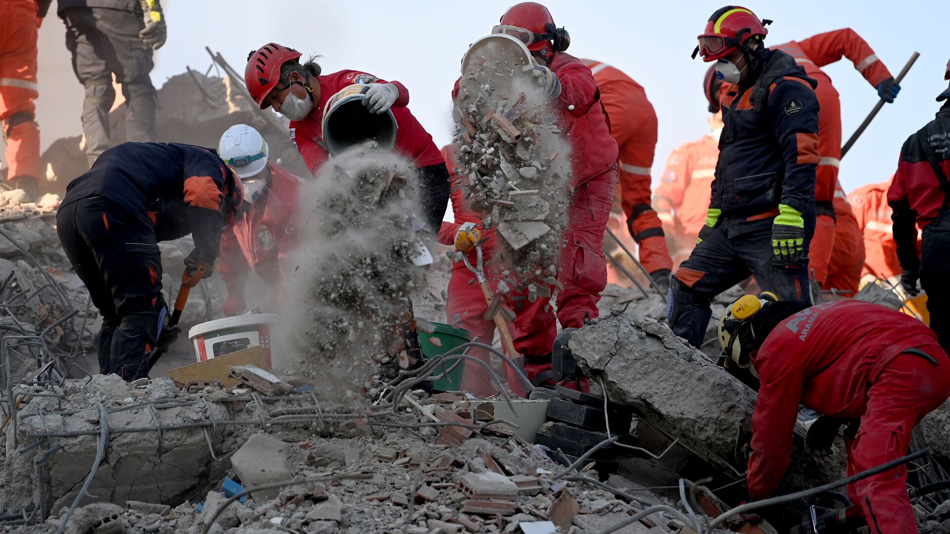 Спасатели ищут жертв под завалами в результате землетрясения в Измире, Турция - Sputnik Азербайджан, 1920, 17.02.2023
