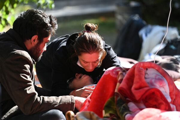Женщина плачет по погибшим в результате землетрясения родителям в турецком Измире - Sputnik Азербайджан