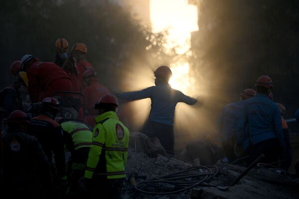 Поиск жертв обрушения дома после землетрясения в Измире - Sputnik Азербайджан