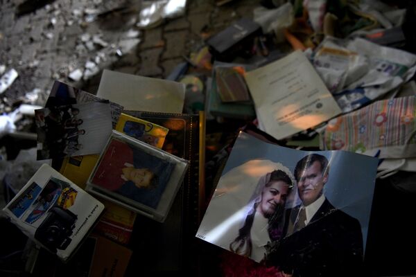 Семейные фотографии, найденные поисково-спасательными группами на месте обрушившегося здания в Измире - Sputnik Азербайджан