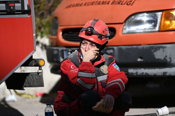 Спасатель на месте обрушившегося в результате землетрясения здания в Измире - Sputnik Азербайджан