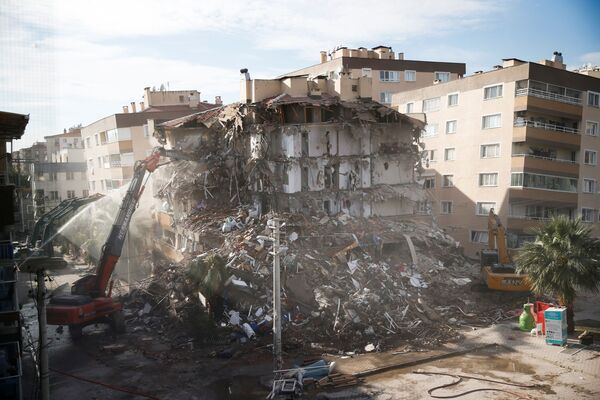 Разрушенное в результате землетрясения здание в Измире, Турция - Sputnik Азербайджан