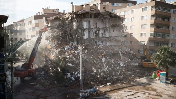 Разрушенное в результате землетрясения здание в Измире, Турция - Sputnik Azərbaycan