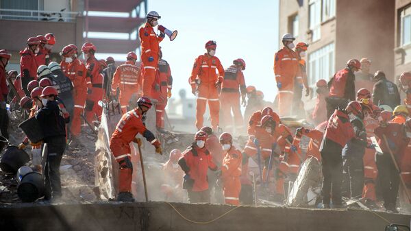 Спасатели на месте обрушившегося в результате землетрясения здания в Измире  - Sputnik Azərbaycan