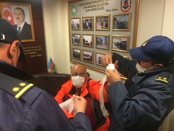 Пограничники отыскали лодку МЧС и спасли человека на ее борту - фото Пограничники отыскали лодку МЧС и спасли человека на ее борту - фото - Sputnik Азербайджан