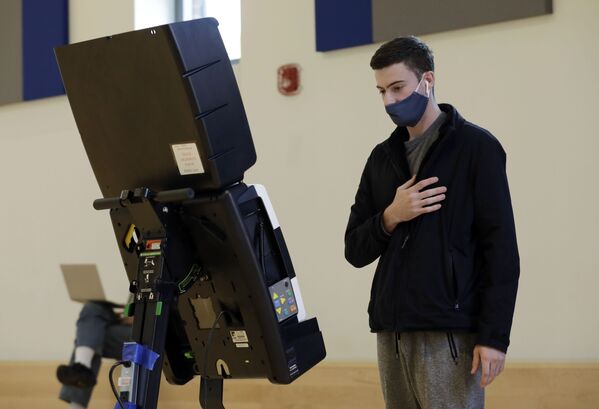 Избиратель во время голосования на выборах президента США на одном из избирательных участков в Вашингтоне - Sputnik Azərbaycan