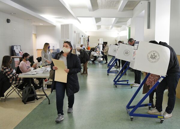 Избиратели во время голосования на выборах президента США на одном из избирательных участков в Нью-Йорке - Sputnik Azərbaycan