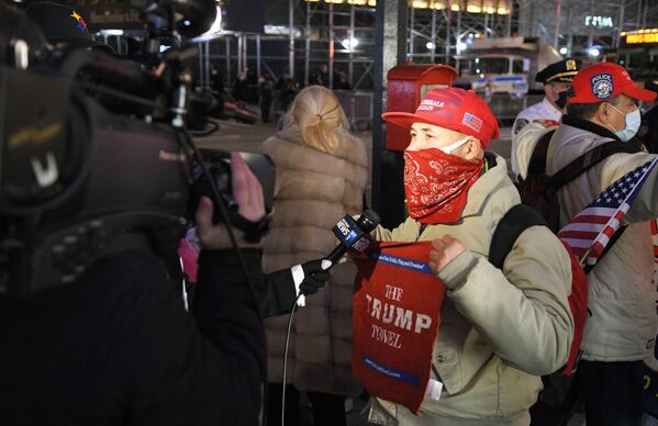 Сторонник Дональда Трампа общается с журналистами в Нью-Йорке в день голосования на выборах президента США - Sputnik Azərbaycan