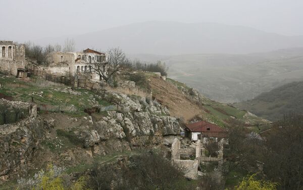 Разрушенные в результате войны дома неподалеку от города Шуша - Sputnik Азербайджан