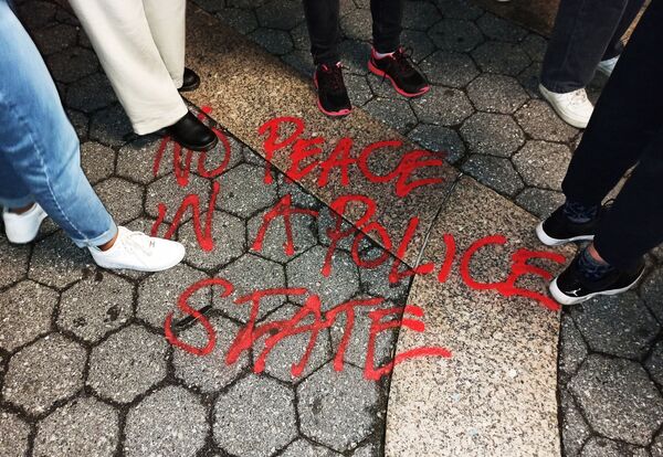 Надпись на плитке во время проведения акции протеста в Нью-Йорке, США - Sputnik Азербайджан
