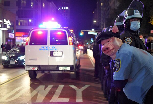 Полицейские стоят в оцеплении во время проведения акции протеста в Нью-Йорке, США - Sputnik Азербайджан
