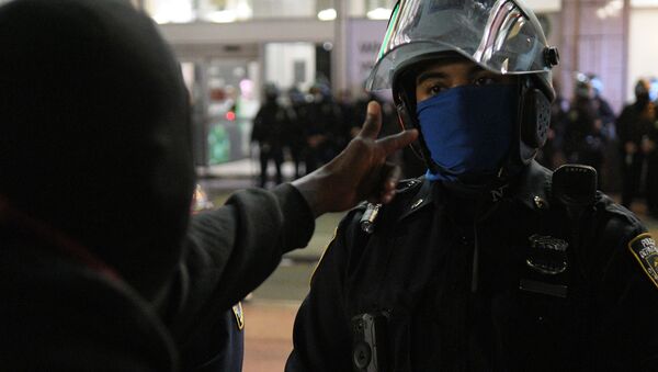 Полицейский стоят в оцеплении во время проведения акции протеста в Нью-Йорке - Sputnik Azərbaycan