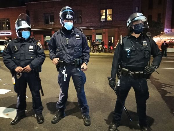 Сотрудники полиции на улице Нью-Йорка в ночь подсчета голосов на выборах президента США - Sputnik Азербайджан