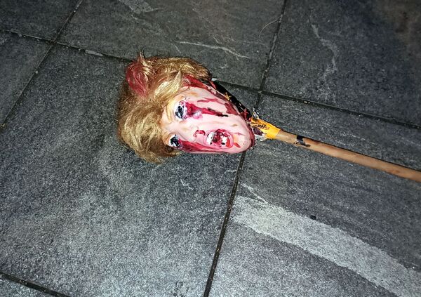 Кукла, изображающая голову кандидата Дональда Трампа на улице Нью-Йорка в ночь подсчета голосов на выборах президента США - Sputnik Азербайджан