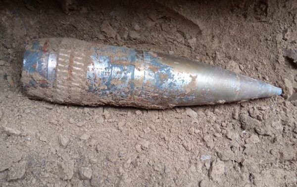 Неразорвавшийся снаряд, обнаруженный саперами ANAMA - Sputnik Азербайджан