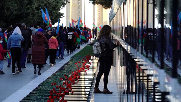 Бакинцы почтили память героев на Аллее Почетного Захоронения – видео - Sputnik Азербайджан