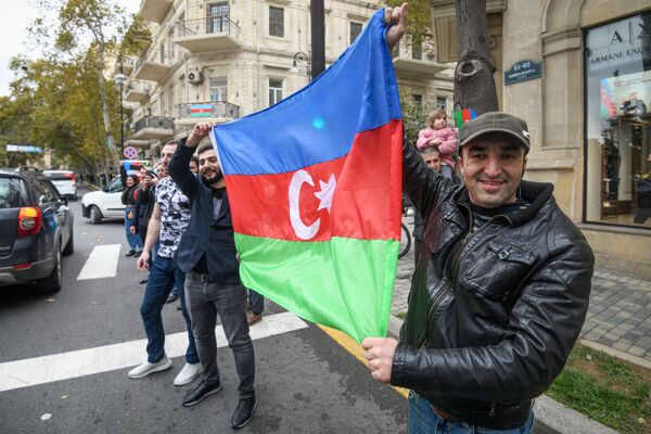Жители баку празднуют освобождение Шуши - Sputnik Азербайджан