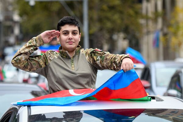 Жители баку празднуют освобождение Шуши - Sputnik Azərbaycan