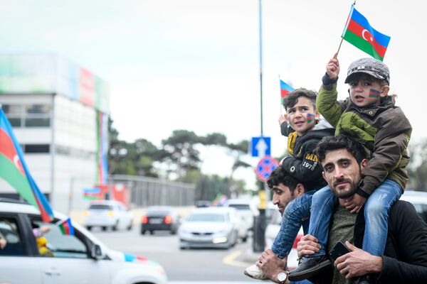 Жители баку празднуют освобождение Шуши - Sputnik Azərbaycan