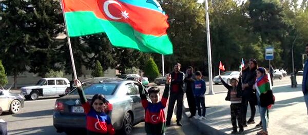 С флагами в руках, танцуя на площадях - праздник во всех уголках Азербайджана С флагами в руках, танцуя на площадях - праздник во всех уголках Азербайджана - Sputnik Азербайджан