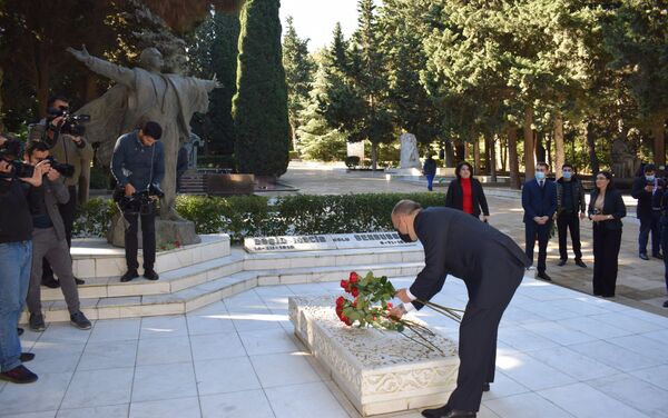 Представители Минкультуры и известные личности почтили память деятелей культуры в Аллее почетного захоронения - Sputnik Азербайджан