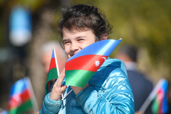 Акция на бакинском бульваре, приуроченная ко Дню Государственного флага - Sputnik Азербайджан