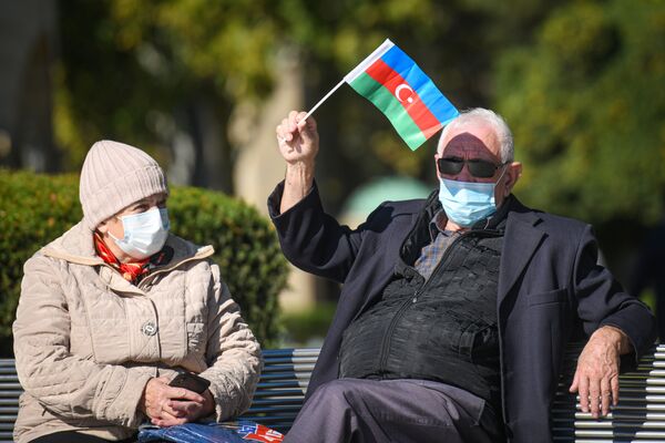 Акция на бакинском бульваре, приуроченная ко Дню Государственного флага - Sputnik Azərbaycan