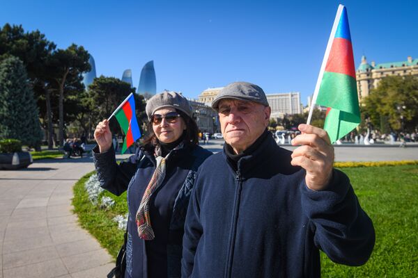 Акция на бакинском бульваре, приуроченная ко Дню Государственного флага - Sputnik Азербайджан