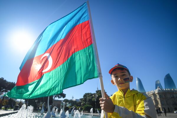 Акция на бакинском бульваре, приуроченная ко Дню Государственного флага - Sputnik Azərbaycan