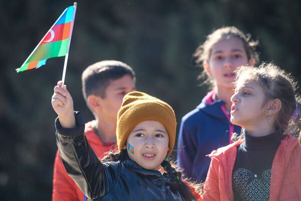 Жители Баку отмечают День Государственного флага - Sputnik Азербайджан
