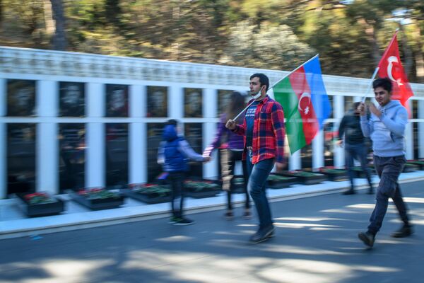 Многие граждане решили посвятить этот день памяти шехидов, павших в войне за территориальную целостность Азербайджана - Sputnik Азербайджан